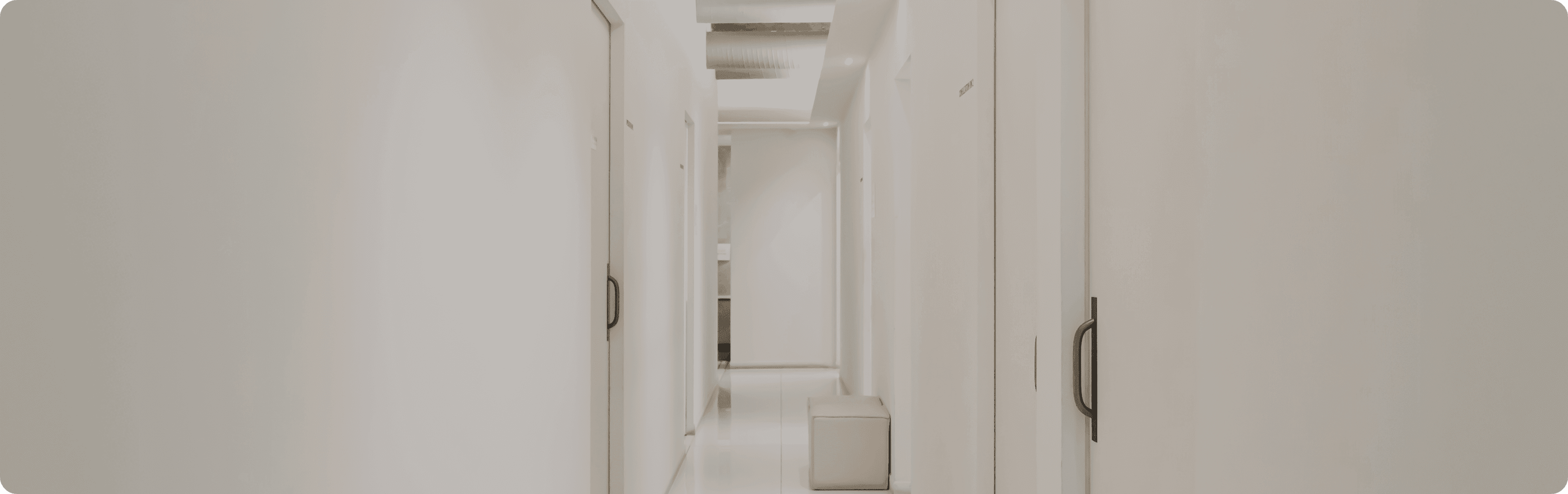디마레클리닉 내부, 환자의 프라이버시와 심리적 안정을 고려한 차분하고 모던한 화이트 톤의 병원 복도