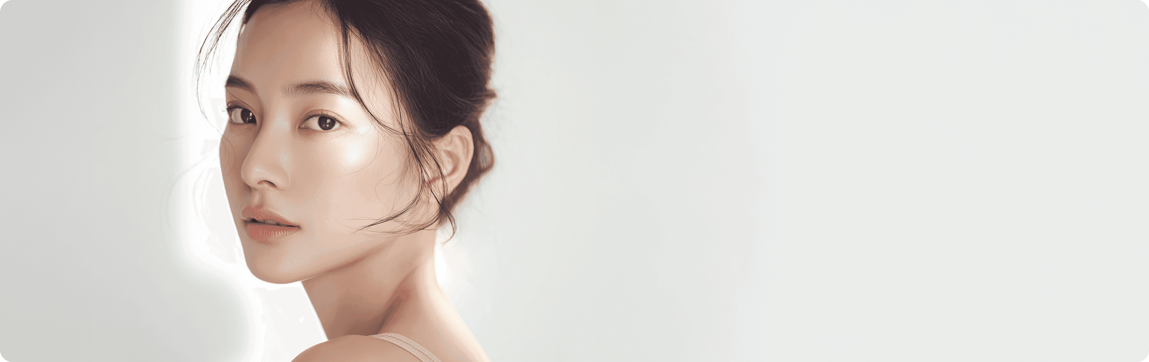 디마레클리닉 얼굴지방흡입(매직광대) 메인 배너, 불필요한 지방 볼륨을 제거하고 또렷한 얼굴 윤곽과 선을 살린 여성 모델 이미지
