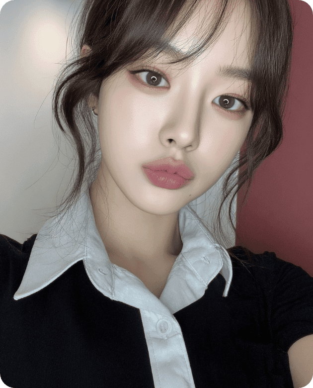 디마레클리닉 리얼 후기, 얼굴지방흡입 후 드러난 세련된 턱선과 분위기 있는 여성 모델 화보