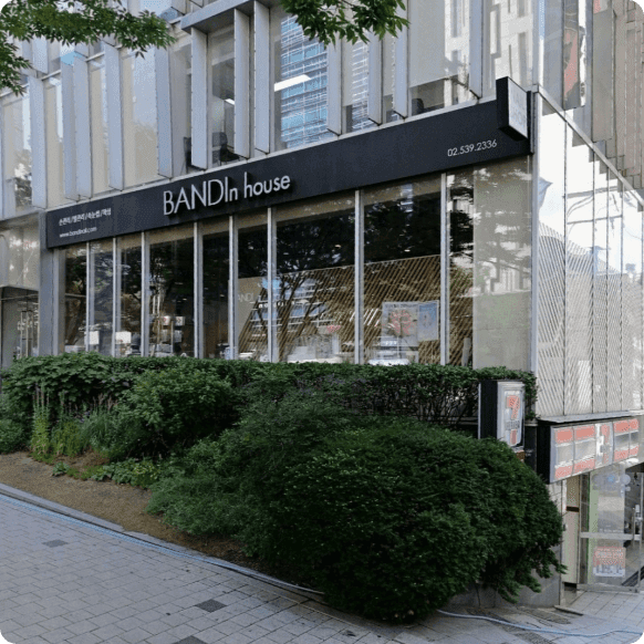 반디인하우스(BANDI IN HOUSE) 매장 전경, 신논현역을 지나 10m 직진 시 확인해야 할 첫 번째 건물 랜드마크