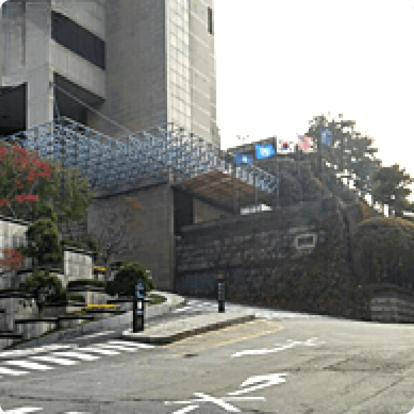 리츠칼튼호텔과 은성빌딩 사이의 오르막 골목길, 병원 후면 주차장으로 진입하는 일방통행로 입구