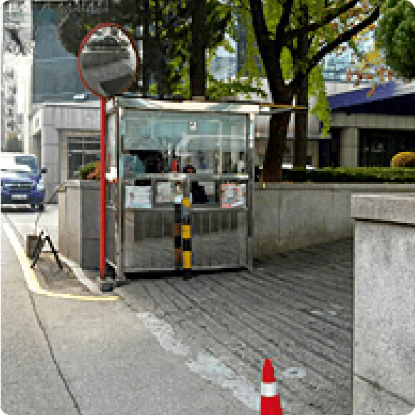 디마레클리닉 주차장 입구와 주차 관리 부스, 좌측에 위치한 은성빌딩 전용 주차 차단기 모습